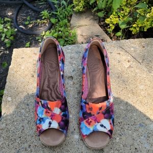 Tom's size 10 poppy print wedges